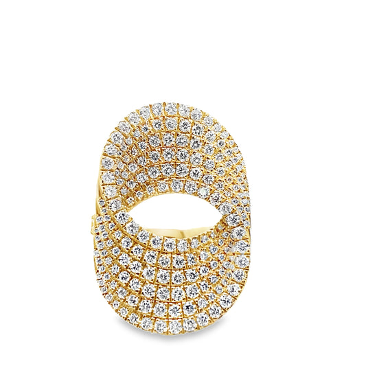 Elegant Gold Ring with Sparkling Diamonds