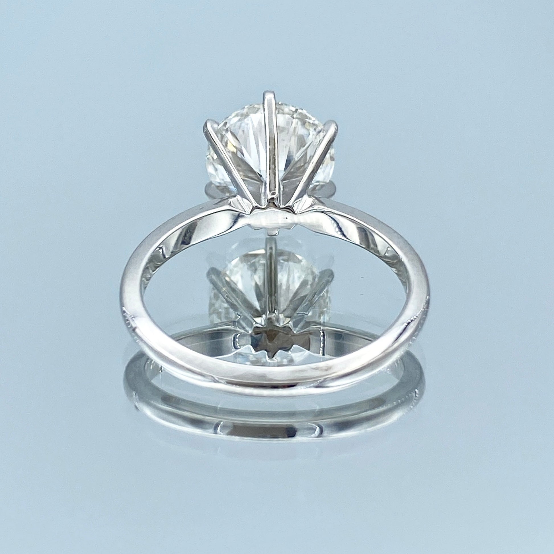 Round Brilliant-Cut Diamond Engagement Ring in Platinum - L and L Jewelry