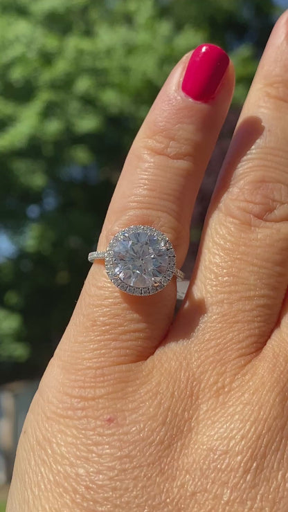 Round Brilliant-Cut Diamond Engagement Ring in Platinum