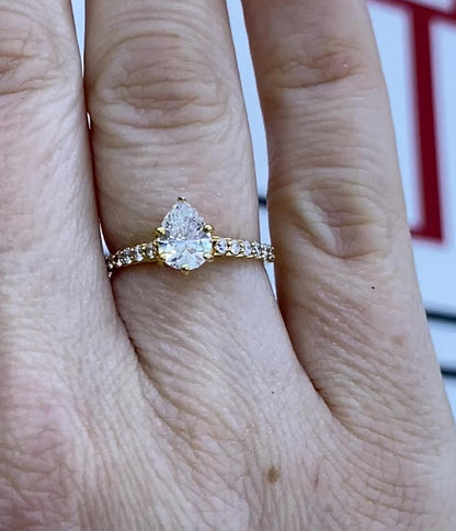 Pear-Shaped Diamond Engagement Ring in 14K Yellow Gold